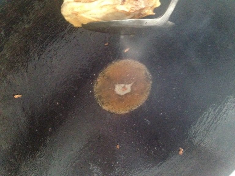 劲爆姜葱鸡,开大火，将食油倒入锅里，把油烧热