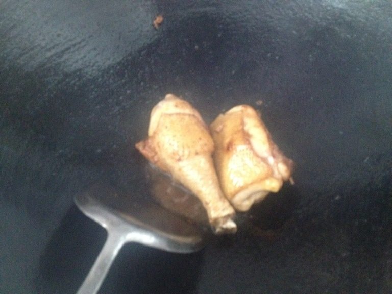 劲爆姜葱鸡,将腌制好的鸡肉放入锅中两面煎，煎到半熟后在鸡皮上涂上轻轻的一层<a style='color:red;display:inline-block;' href='/shicai/ 763'>蜜糖</a>