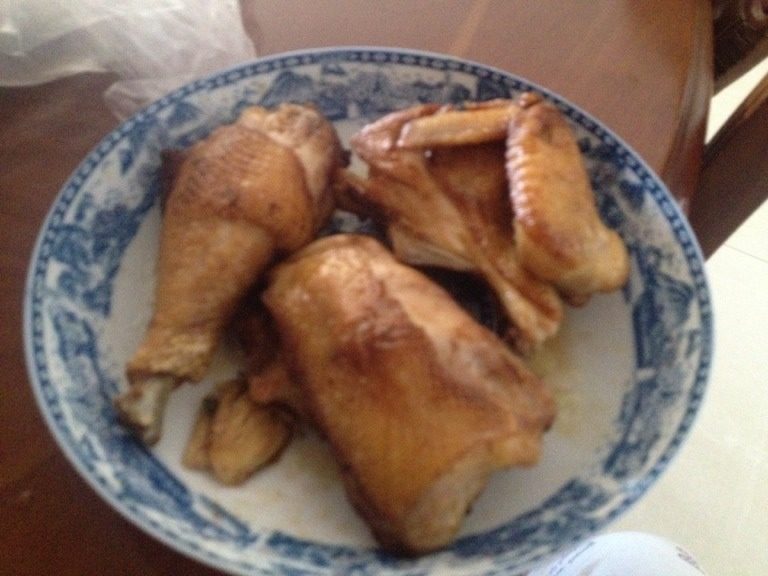 劲爆姜葱鸡,如图，将鸡肉煎熟而且呈现金黄色。