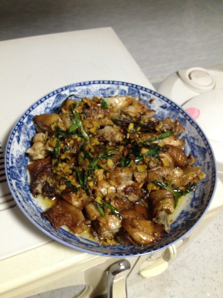 劲爆姜葱鸡,如图将煎好的鸡肉切块，把姜切粒，<a style='color:red;display:inline-block;' href='/shicai/ 3250'>葱</a>切成丝放入油锅里煮热，加上生抽…待煮热后浇到鸡肉上就大功告成了！