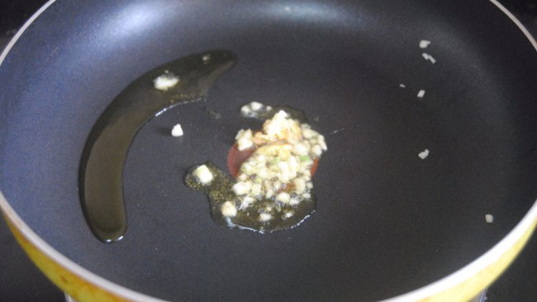 昆布丸子,不中火热锅,锅内下油,爆香蒜末