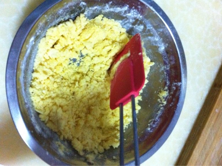鸡蛋饼干,如图 用橡皮刮刀大致拌匀