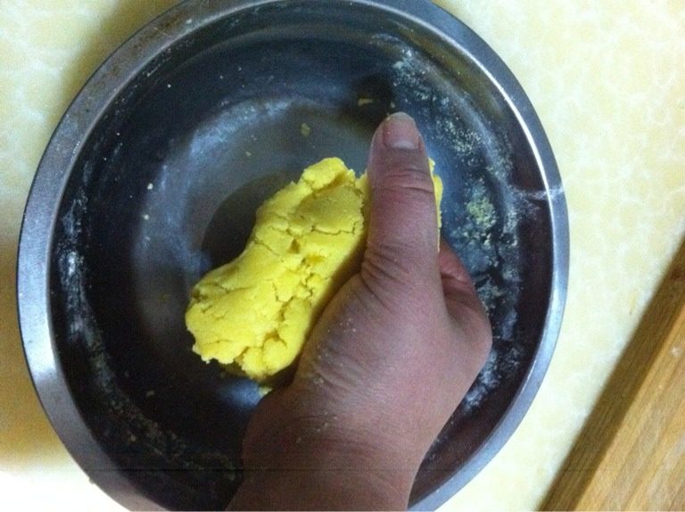 鸡蛋饼干,如图 用手将油和面抓捏均匀成面团 备用