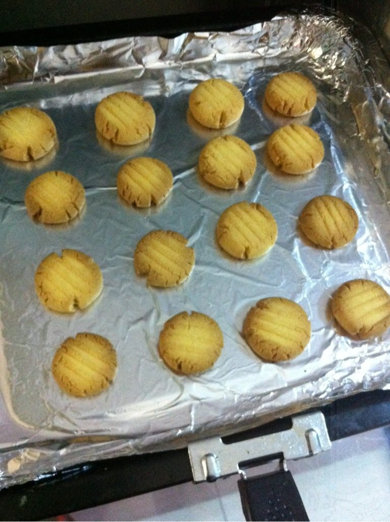 鸡蛋饼干,如图 这就大功告成了 凉凉后味道最佳