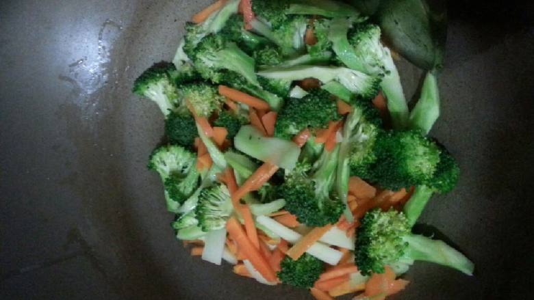  炒西兰花,加入西兰花和少许水,盖上锅盖闷一下。