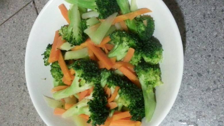  炒西兰花,加盐和鸡精粉调味,就可以起锅。