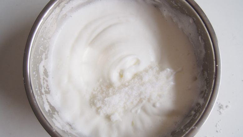 蜂蜜蝴蝶结蛋糕,继续打发至纹路比较明显后加入第三次糖,打发至出现小尖钩。