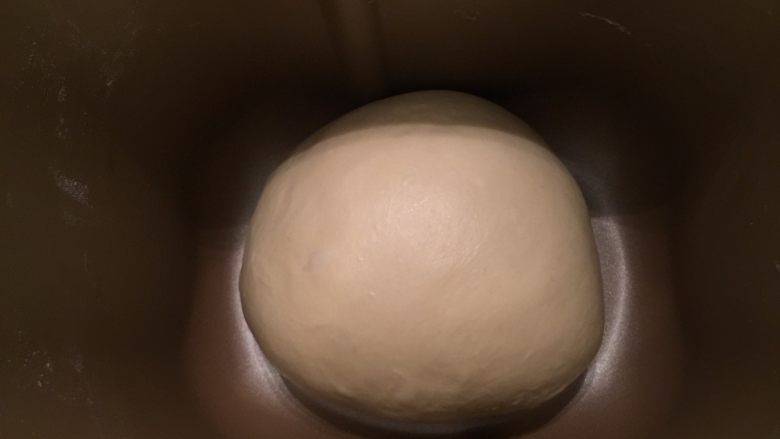 奶酪小餐包,将面包搓圆,放入面包机桶内进行一发
