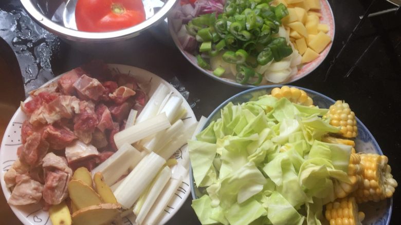 家庭版罗宋汤,首先，准备好各种材料，按照图片的样子切成各种形状备用。番茄用开水烫一下撕掉皮切成丁状。