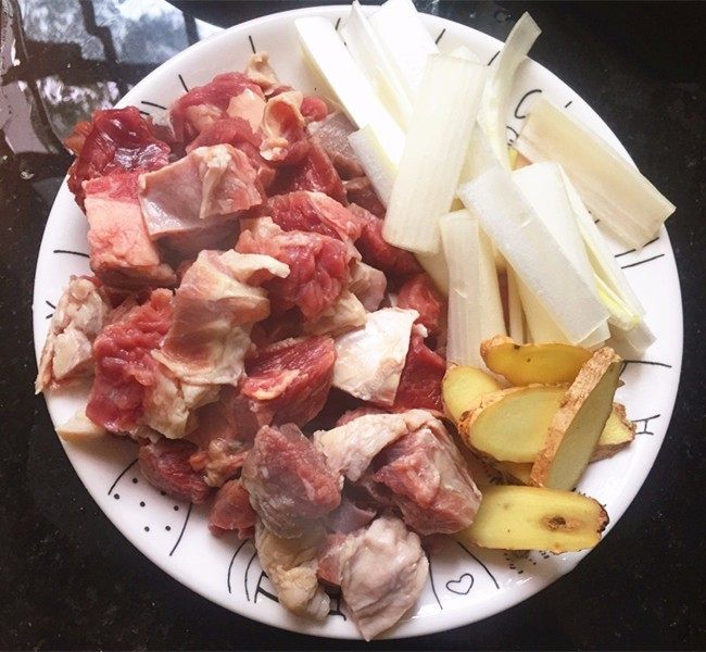 家庭版罗宋汤,买的现成的牛肉粒，切小块。<a style='color:red;display:inline-block;' href='/shicai/ 138'>大葱</a>切小段，生姜切片