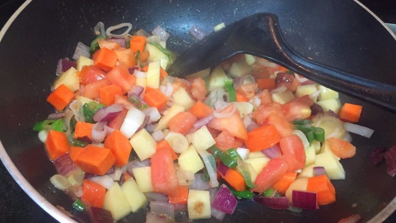 家庭版罗宋汤,先后放入<a style='color:red;display:inline-block;' href='/shicai/ 3551'>西红柿</a>丁，胡萝卜丁和土豆丁，炒3分钟左右