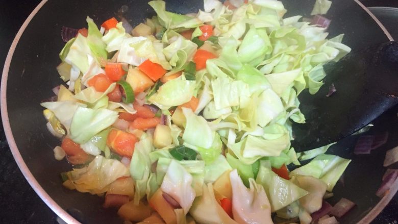 家庭版罗宋汤,放入圆白菜，炒5分钟后放入牛肉，继续炒制3分钟