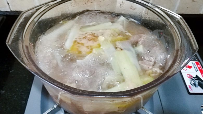 家庭版罗宋汤,锅里倒入适量的水，放入切好的牛肉粒，再放入大葱和生姜片，煮开后换小火煮5分钟左右