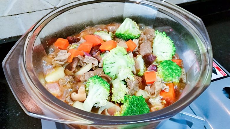 家庭版罗宋汤,也可以放入带压力的高压锅选择【牛羊肉】模式。出锅前20分钟放入玉米，继续小火焖煮