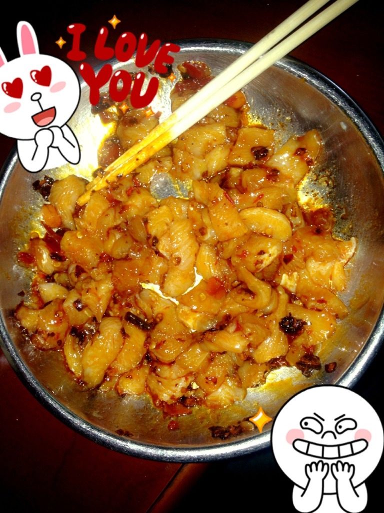 爆炒鸡胸肉,十分钟后把<a style='color:red;display:inline-block;' href='/shicai/ 728'>嫩肉粉</a>加入搅拌.腌五分钟。