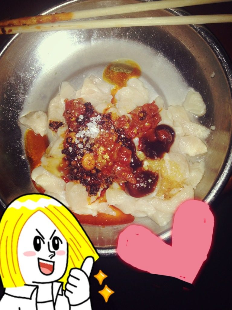 爆炒鸡胸肉,把材料准备好。<a style='color:red;display:inline-block;' href='/shicai/ 2795'>蒜头</a>打碎切粒，<a style='color:red;display:inline-block;' href='/shicai/ 101'>鸡胸肉</a>切块。