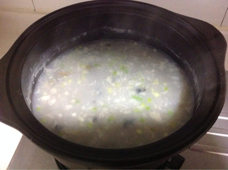皮蛋瘦肉粥,加入猪肉丝及剩余的皮蛋,煮两分钟,加盐及干贝粉即可。