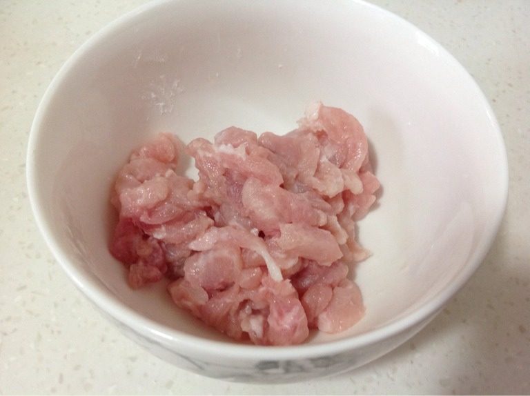 皮蛋瘦肉粥,取锅加水烧开,放入浸好的米,加入适量食用油待烧开,加入三分之二切好的皮蛋(留三分之一备用)及姜丝,中火熬半小时,再小火熬一小时。
