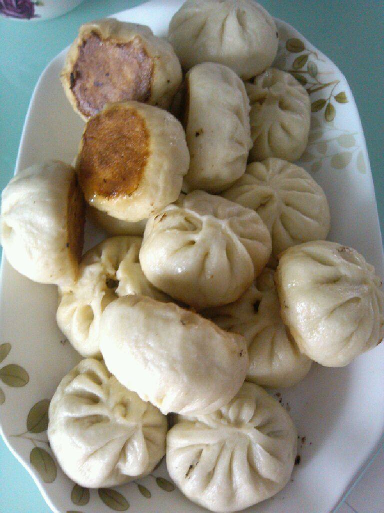 家常生煎包,白胖美味的煎包出锅了,自己用香菜尖椒蒜泥辣油芝麻和醋调制一碗汁料蘸着吃,太满足了