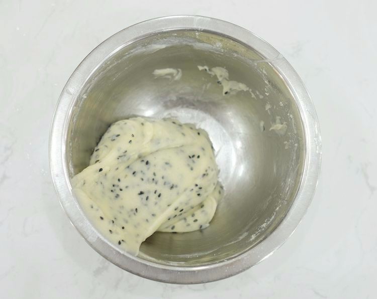 芝麻小饼,装入裱花袋,用圆形花嘴,挤2.5公分大小的圆