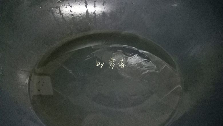 西兰花炒虾仁,炒锅倒入适量植物油烧热;