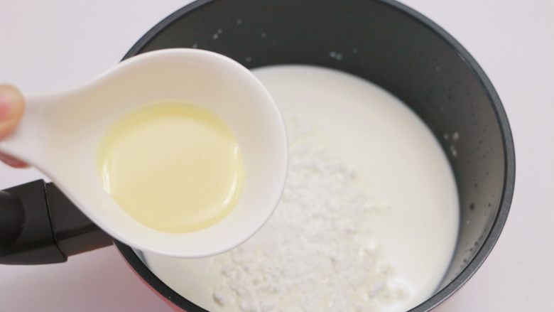 椰奶冻,加入炼奶(其实加入的顺序没有规定,只需将这几项材料混合即可)