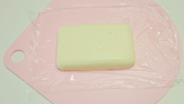 椰奶冻,凝固好的奶冻从冰箱取出, 倒扣在案板上