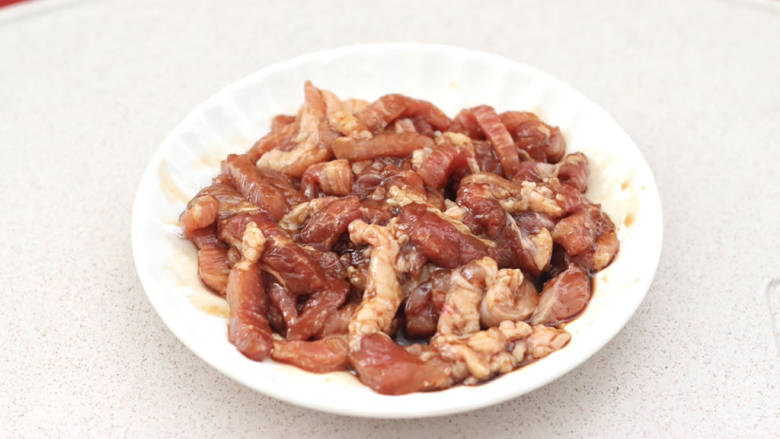 #闹元宵#春日限定的笋片炒肉,混合搅拌均匀后,腌制20分钟。