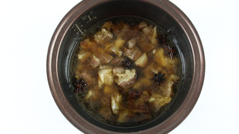 土豆萝卜焖牛腩,加入适量的水,转入电饭锅内胆中。