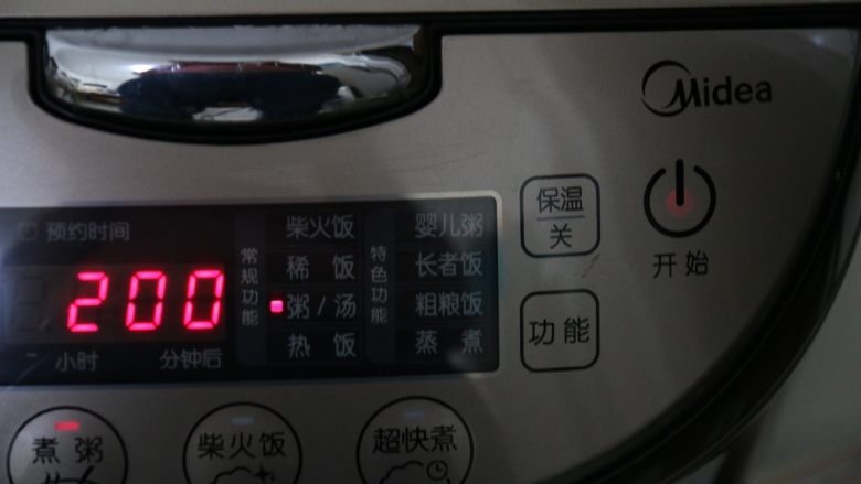 土豆萝卜焖牛腩,电饭锅摁下粥/汤键,开始启动程序,时间为2个小时。