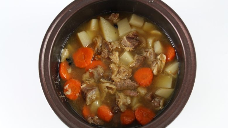 土豆萝卜焖牛腩,程序结束后拌匀,开盖时候,一股浓香的味道扑鼻而来,迫不及待的试吃了一块,味道不错哦。