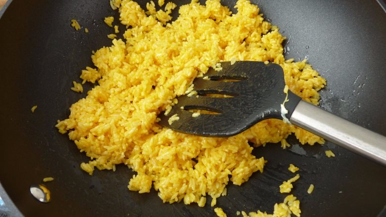 金镶玉炒饭,中火快炒,边炒边把饭压松散