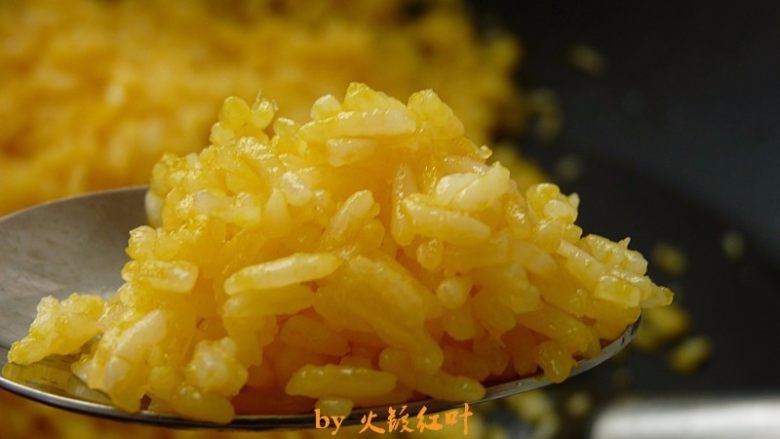 金镶玉炒饭,直至饭粒粒分明,均匀油亮,即可关火