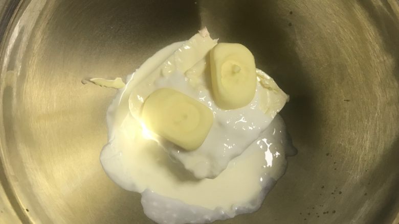红丝绒巧克力淋面蛋糕,晾蛋糕片或烤蛋糕片的时候就可以开始做奶酪馅:奶酪软化,加入夹心的所有材料。
