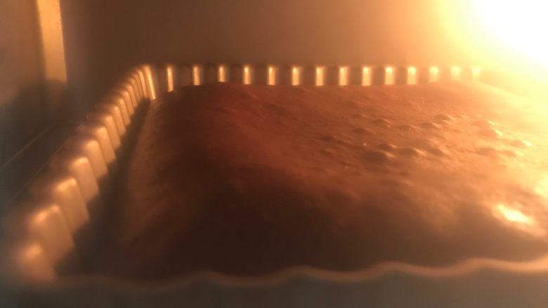 红丝绒巧克力淋面蛋糕,175度中下层,预热5分钟,烤22分钟左右。