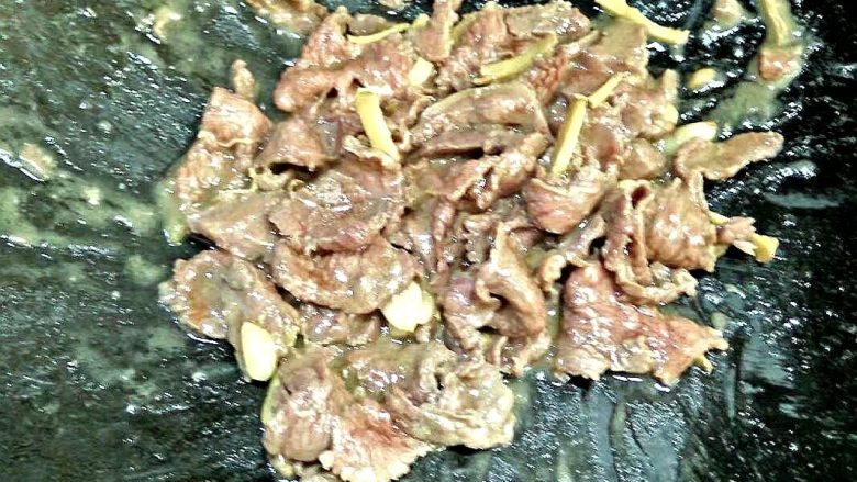 黄牛肉炒佛手瓜,把腌制的牛肉放入翻炒熟后,用盘子装好