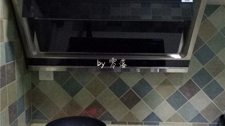 辣子鸡丁,锅置火上,倒入<a style='color:red;display:inline-block;' href='/shicai/ 857'>植物油</a>;油量比平时炒菜多一点