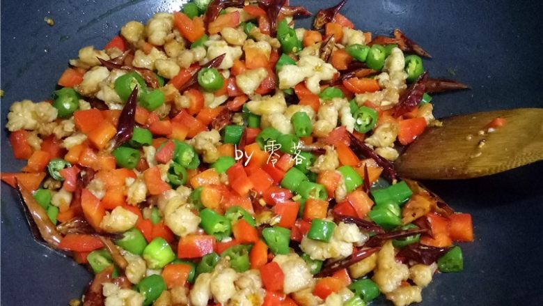 辣子鸡丁,调入适量盐,继续翻炒
