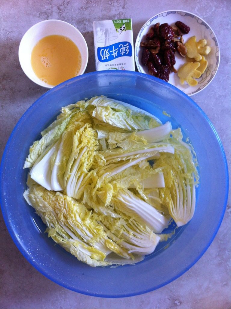 牛奶娃娃菜, <a style='color:red;display:inline-block;' href='/shicai/ 140'>娃娃菜</a>整棵一开四，<a style='color:red;display:inline-block;' href='/shicai/ 2470'>红枣</a>去核，<a style='color:red;display:inline-block;' href='/shicai/ 37'>姜</a>几片，<a style='color:red;display:inline-block;' href='/shicai/ 9'>鸡蛋</a>去壳打均匀。