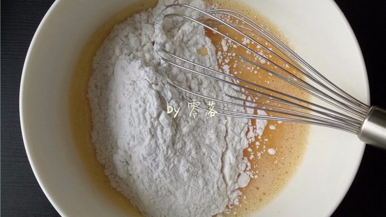 紫薯铜锣烧,筛入低筋面粉、无铝泡打粉;
