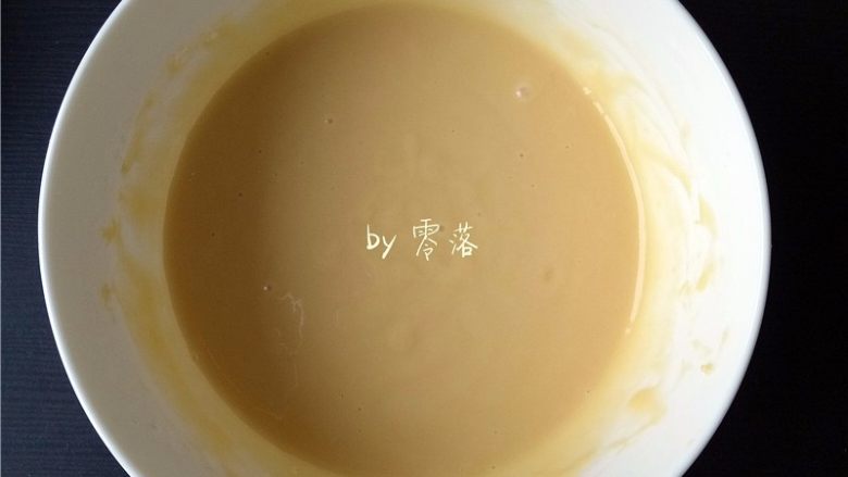 紫薯铜锣烧,用手动打蛋器搅拌均匀,面糊无干粉、变得顺滑,可停止搅拌;静置25分钟;
