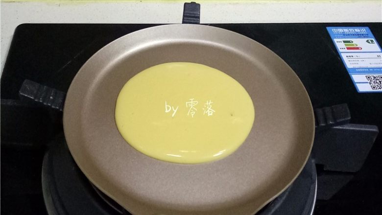 紫薯铜锣烧,静置后的面糊重新搅拌均匀;将一勺面糊滴入煎盘;