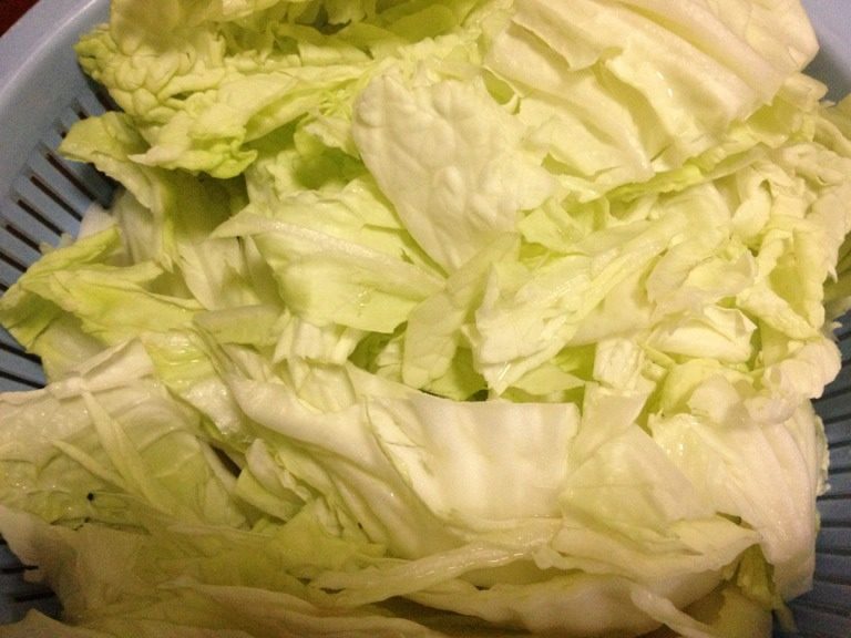 鱼头白菜煲,白菜洗净切段，香菜洗净，姜适量，都备齐。