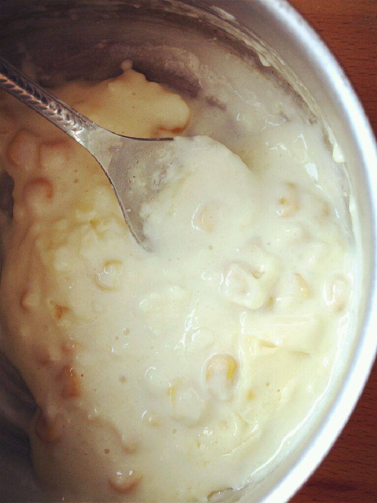 爱尔兰脆皮蘸酪主食面包(全麦非酵母版),烤制面包的同时,制作乳酪酱,牛奶倒进锅里,小火微微沸腾时把切达干酪碎片放入,搅拌至融化,放入<a style='color:red;display:inline-block;' href='/shicai/ 4802'>玉米粒</a>和盐,继续搅拌至粘稠,如果觉得太稀,撒一些面粉进去,熬成乳酪酱即可