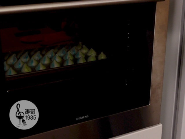 彩虹蛋白饼干,外形可爱,口感入口即化,关掉烤箱,让蛋白饼干在烤箱里冷却30分钟以上就可以出炉了
