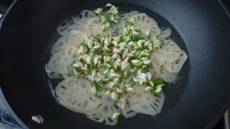 莲藕槐花薄饼,用沸水焯熟藕片，再下槐花稍焯1分钟