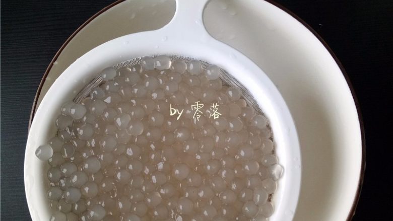 芒果西米露,捞出西米,用凉开水冲洗,直到西米无粘性;