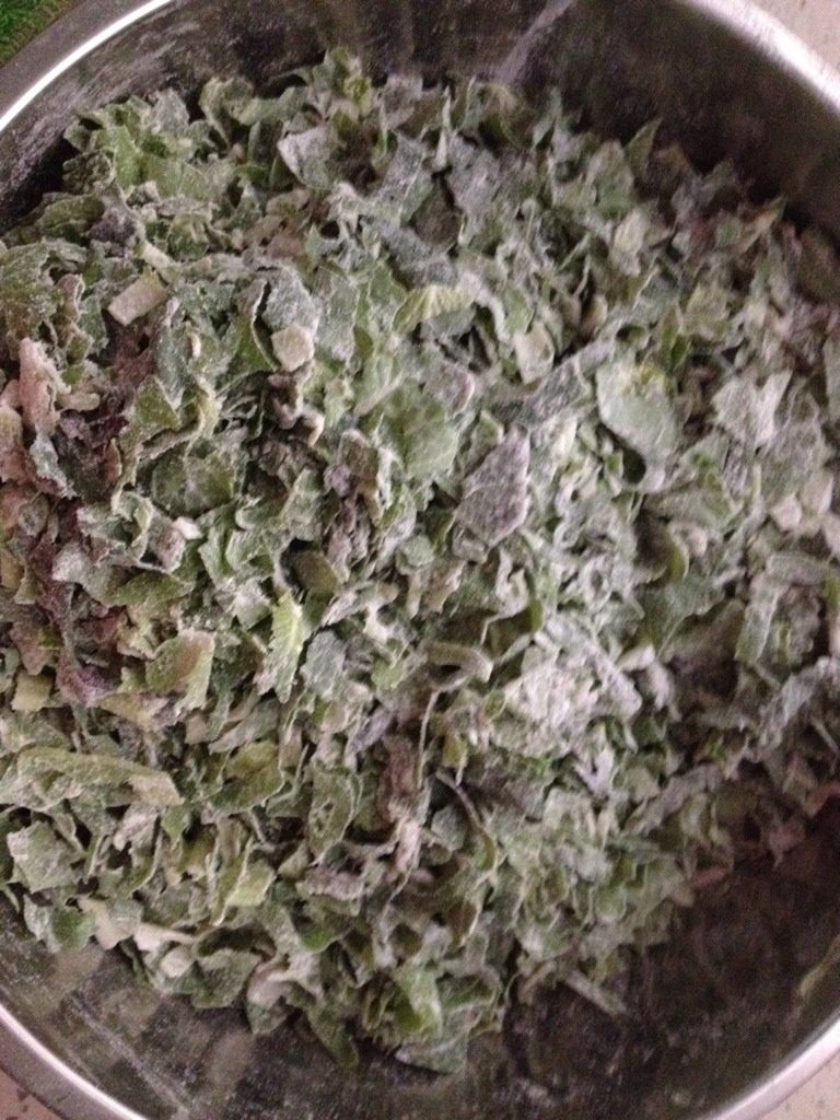 小青菜麦饭,将<a style='color:red;display:inline-block;' href='/shicai/ 519'>面粉</a>和少量碱拌入切好的小青菜中，待小青菜都裹上<a style='color:red;display:inline-block;' href='/shicai/ 519'>面粉</a>即可