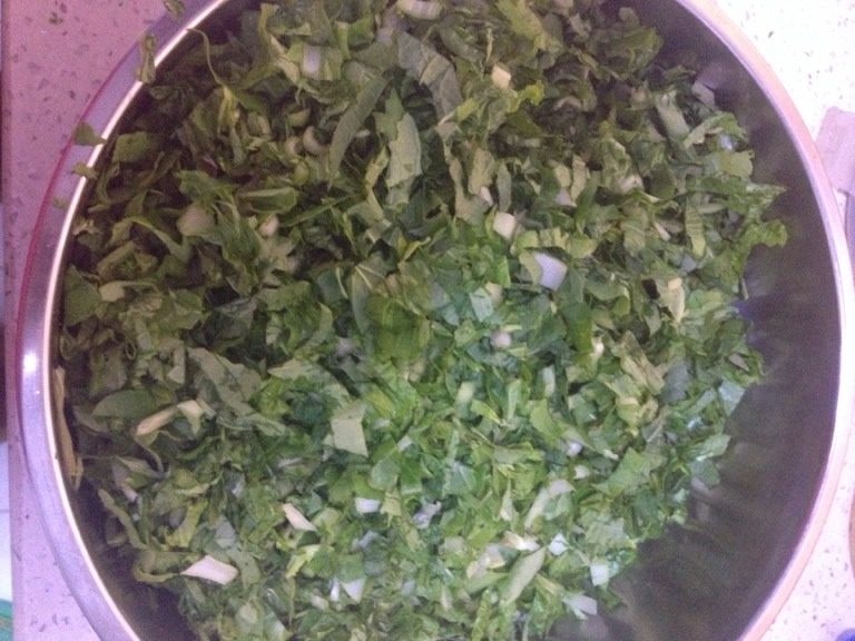 小青菜麦饭,将<a style='color:red;display:inline-block;' href='/shicai/ 7607'>小青菜</a>去根洗净，控干水后切碎（太大块会影响后感哦）