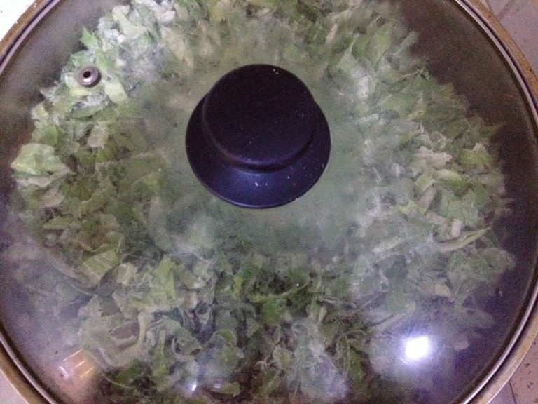 小青菜麦饭,锅中加水，裹好面的小青菜放入笼屉，大火上汽蒸10分钟左右